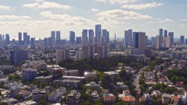 Hava aracı görüntüsü Tel Aviv iş ufuk çizgisi, İsrail, 4k