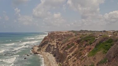 Apollonia Ulusal Parkı, İsrail 'de dalgalar ve turistler çarpışıyor. Hava aracı görüntüsü 4k