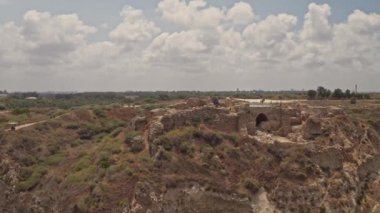 Apollonia Ulusal Parkı, İsrail 'de dalgalar ve turistler çarpışıyor. Hava aracı görüntüsü 4k