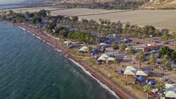 Vue Aérienne Par Drone Une Plage Bondée Camping Sur Rive — Video