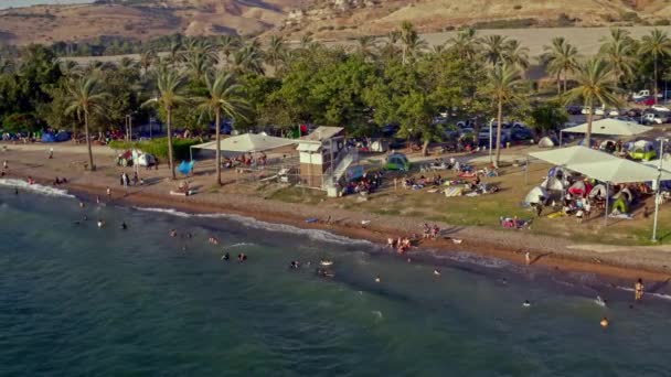 Вид Воздуха Переполненный Пляж Кемпинг Берегу Кинерет Тверия Израиль — стоковое видео