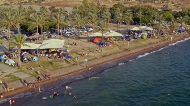 Letecký Dron Pohled Přeplněnou Pláž Kempování Břehu Kineret Tiberias Izrael — Stock video