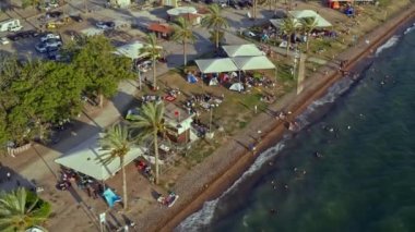 Kalabalık bir sahil ve Kineret, Tiberias, İsrail sahillerindeki kamp insansız hava aracı görüntüsü.