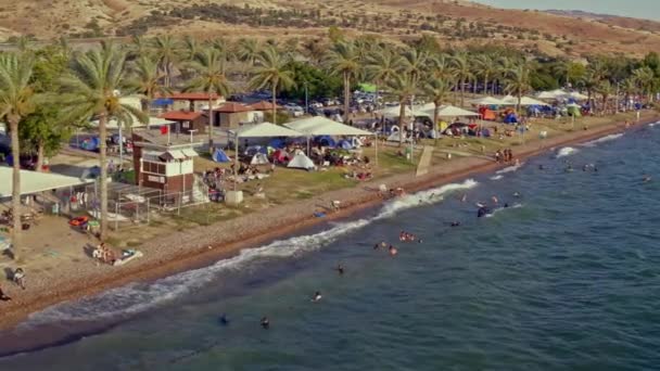 Αεροφωτογραφία Drone Μιας Πολυσύχναστης Παραλίας Και Κάμπινγκ Στην Ακτή Kineret — Αρχείο Βίντεο