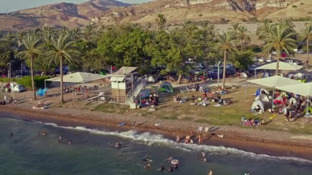 Vue Aérienne Par Drone Une Plage Bondée Camping Sur Rive — Video