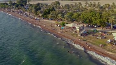 Kalabalık bir sahil ve Kineret, Tiberias, İsrail sahillerindeki kamp insansız hava aracı görüntüsü.