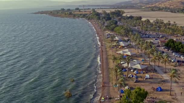 Αεροφωτογραφία Drone Μιας Πολυσύχναστης Παραλίας Και Κάμπινγκ Στην Ακτή Kineret — Αρχείο Βίντεο
