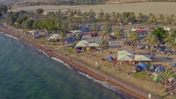 Vue Aérienne Par Drone Une Plage Bondée Camping Sur Rive — Video