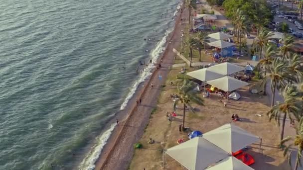 Veduta Aerea Drone Una Spiaggia Affollata Campeggio Sulla Riva Kineret — Video Stock