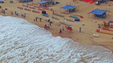 Okyanus sahilinde gün batımı, Puri, Orissa, Hindistan, 4k hava aracı görüntüleri.