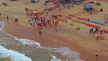 Okyanus sahilinde gün batımı, Puri, Orissa, Hindistan, 4k hava aracı görüntüleri.