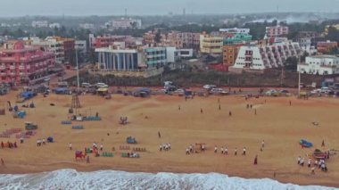 Okyanus sahilinde gün batımı, Puri, Orissa, Hindistan, 4k hava aracı görüntüleri.