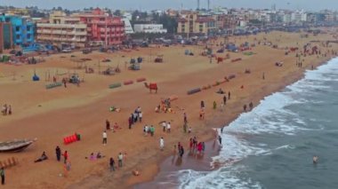 Okyanus sahilinde gün batımı, Puri, Orissa, Hindistan, 4k hava aracı görüntüleri.
