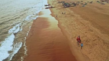 Puri, Orissa, Hindistan - 09 Nisan 2019: Okyanus sahilinde deve binicisi, 4k hava durumu derecelendirilmemiş