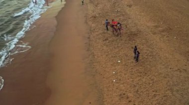 Puri, Orissa, Hindistan - 09 Nisan 2019: Okyanus sahilinde deve binicisi, 4k hava durumu derecelendirilmemiş