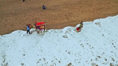 Puri, Orissa, Hindistan - 09 Nisan 2019: Okyanus sahilinde deve binicisi, 4k hava durumu derecelendirilmemiş