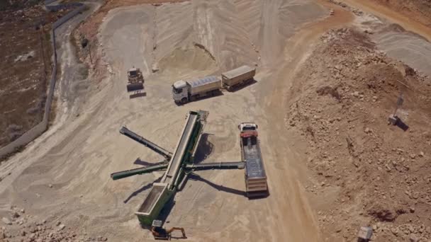 建筑工地上的重型牵引机移动岩石 无人驾驶飞机视图4K — 图库视频影像