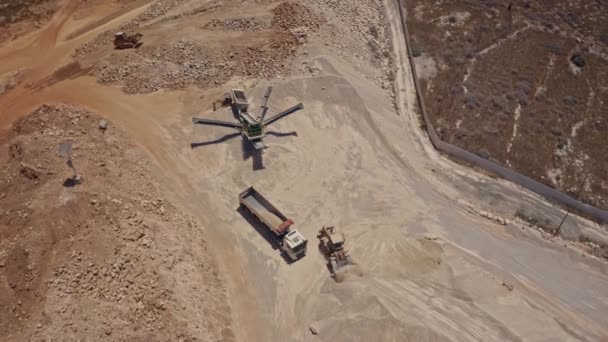 Schwerer Traktor Bewegt Steine Auf Einer Baustelle Drohnenaufnahme Aus Der — Stockvideo