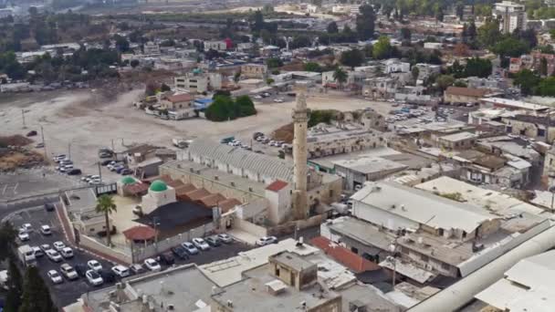 Grande mosquée dans le centre-ville de Ramleh, Israël, vue aérienne sur drone 4k