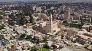 Ramleh, İsrail 'in merkezindeki büyük Fransisken kilisesi, hava aracı görüntüsü 4k