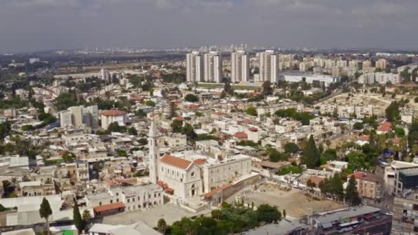 以色列Ramleh市中心的大方济各会教堂 空中无人飞机俯瞰4K — 图库视频影像