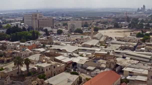 Grande église franciscaine dans le centre-ville de Ramleh, Israël, vue aérienne sur drone 4k