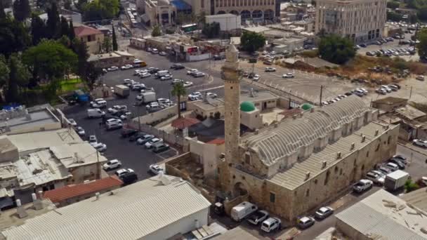 Grande mosquée dans le centre-ville de Ramleh, Israël, vue aérienne sur drone 4k