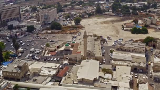 Grande mosquée dans le centre-ville de Ramleh, Israël, vue aérienne sur drone 4k