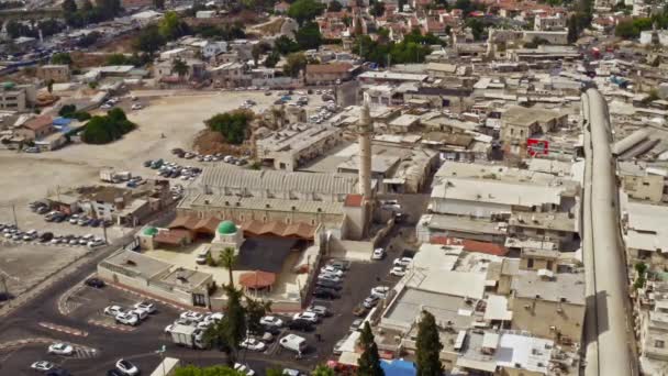 Grande mosquée dans le centre-ville de Ramleh, Israël, vue aérienne sur drone 4k