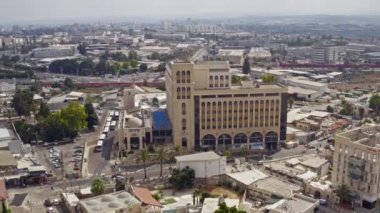 Ramleh, İsrail - 20 Haziran 2020: Şehir merkezindeki devlet bakanlığı binasının görüntüsü, hava aracı görüntüsü 4k