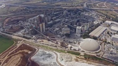 İsrail, Nesher 'deki büyük bir fabrika kompleksinin hava görüntüsü, insansız hava aracı 4k