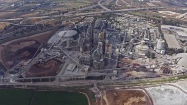 İsrail, Nesher 'deki büyük bir fabrika kompleksinin hava görüntüsü, insansız hava aracı 4k