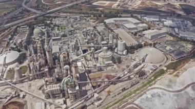 İsrail, Nesher 'deki büyük bir fabrika kompleksinin hava görüntüsü, insansız hava aracı 4k