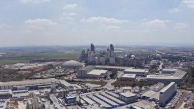 İsrail, Nesher 'deki büyük bir fabrika kompleksinin hava görüntüsü, insansız hava aracı 4k