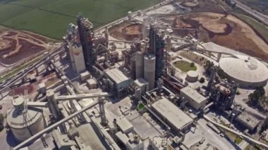 İsrail, Nesher 'deki büyük bir fabrika kompleksinin hava görüntüsü, insansız hava aracı 4k