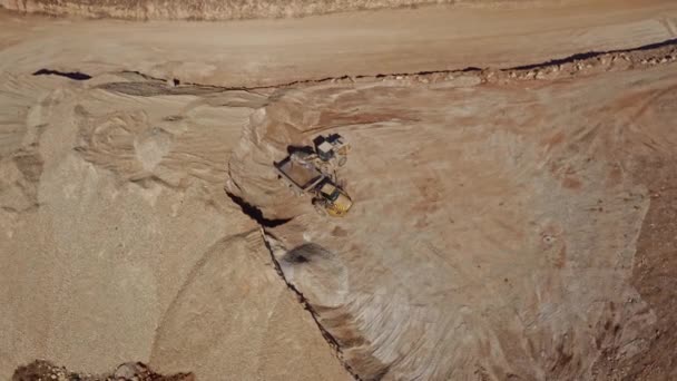 Tractor Pesado Moviendo Rocas Sitio Construcción Vista Aérea Del Dron — Vídeo de stock