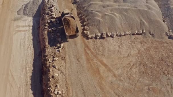 Schwerer Traktor Bewegt Steine Auf Einer Baustelle Drohnenaufnahme Aus Der — Stockvideo