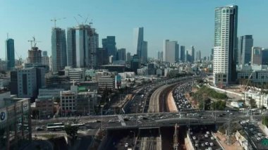 Tel Aviv, İsrail - 22 Eylül 2019: Şehir merkezi, 4k hava aracı silueti