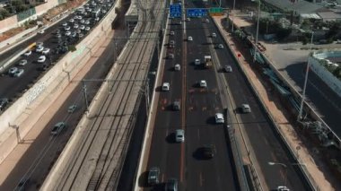 İsrail, Tel Aviv - 4 Şubat 2017: Tel Aviv merkez ve ulaşım, havadan 4k görüntü 