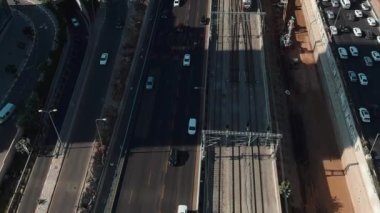 İsrail, Tel Aviv - 4 Şubat 2017: Tel Aviv merkez ve ulaşım, havadan 4k görüntü 