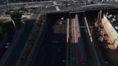 İsrail, Tel Aviv - 4 Şubat 2017: Tel Aviv merkez ve ulaşım, havadan 4k görüntü 