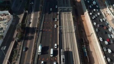 İsrail, Tel Aviv - 4 Şubat 2017: Tel Aviv merkez ve ulaşım, havadan 4k görüntü 