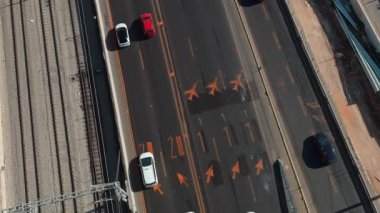 İsrail, Tel Aviv - 4 Şubat 2017: Tel Aviv merkez ve ulaşım, havadan 4k görüntü 