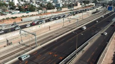 İsrail, Tel Aviv - 4 Şubat 2017: Tel Aviv merkez ve ulaşım, havadan 4k görüntü 