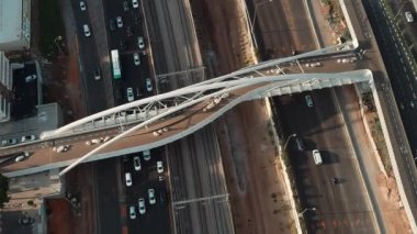 İsrail, Tel Aviv - 4 Şubat 2017: Tel Aviv merkez ve ulaşım, havadan 4k görüntü 