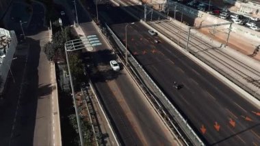 İsrail, Tel Aviv - 4 Şubat 2017: Tel Aviv merkez ve ulaşım, havadan 4k görüntü 