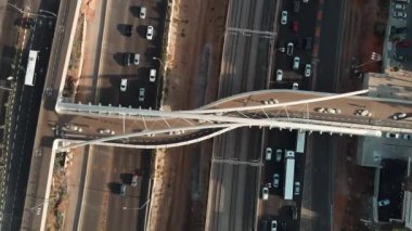 İsrail, Tel Aviv - 4 Şubat 2017: Tel Aviv merkez ve ulaşım, havadan 4k görüntü 