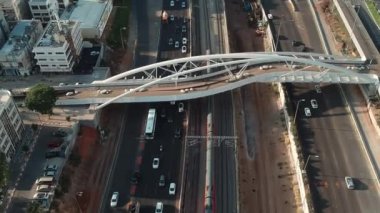 İsrail, Tel Aviv - 4 Şubat 2017: Tel Aviv merkez ve ulaşım, havadan 4k görüntü 