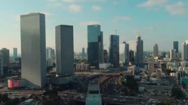 Tel Aviv, İsrail - 22 Eylül 2019: Şehir merkezi, 4k hava aracı silueti