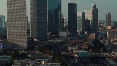 Tel Aviv, İsrail - 22 Eylül 2019: Şehir merkezi, 4k hava aracı silueti